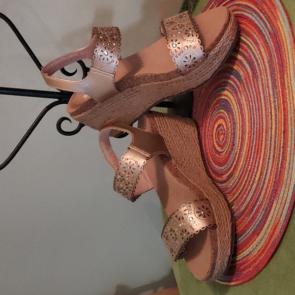 Sz 8 metallic wedge sandal. NWOT - Picture 2 of 5